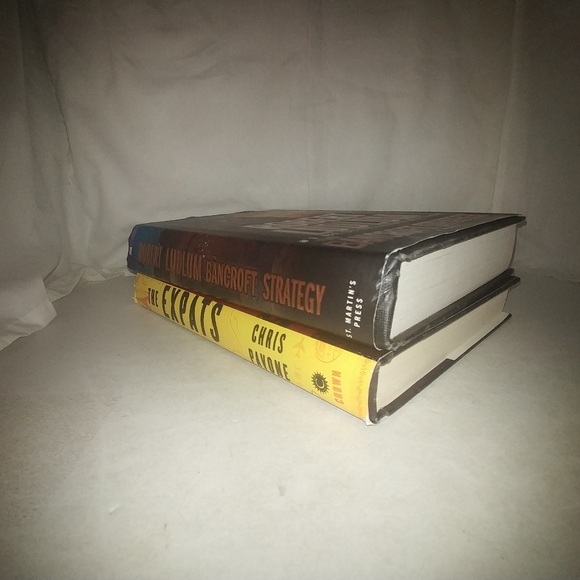 Lot of 2 Hardcover Novels : The Expats, The Bancro - Picture 4 of 4